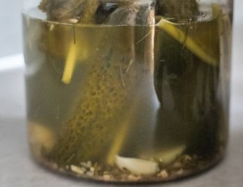 Pijesz wodę spod ogórków kiszonych? Ekspertka mówi o konsekwencjach
