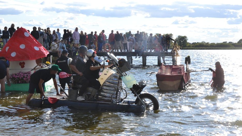 &#34;Pływanie na byle czym&#34; w Kikole