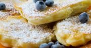 Biorę serek wiejski i jabłko. Chwilę później mam górę pysznych bezglutenowych racuchów