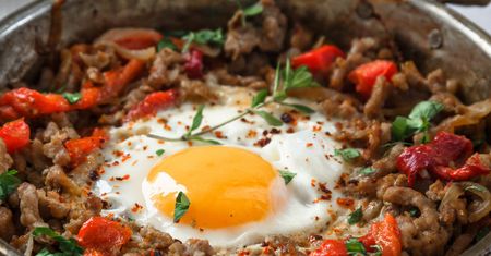 Znudziła ci się jajecznica? Zrób jajka po turecku, a z talerza znikną w sekundę