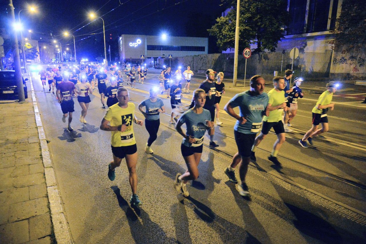 Poznań: Night Run Poznań. Biegacze opanowali miasto o nietypowej porze. Zobaczcie zdjęcia uczestników!
