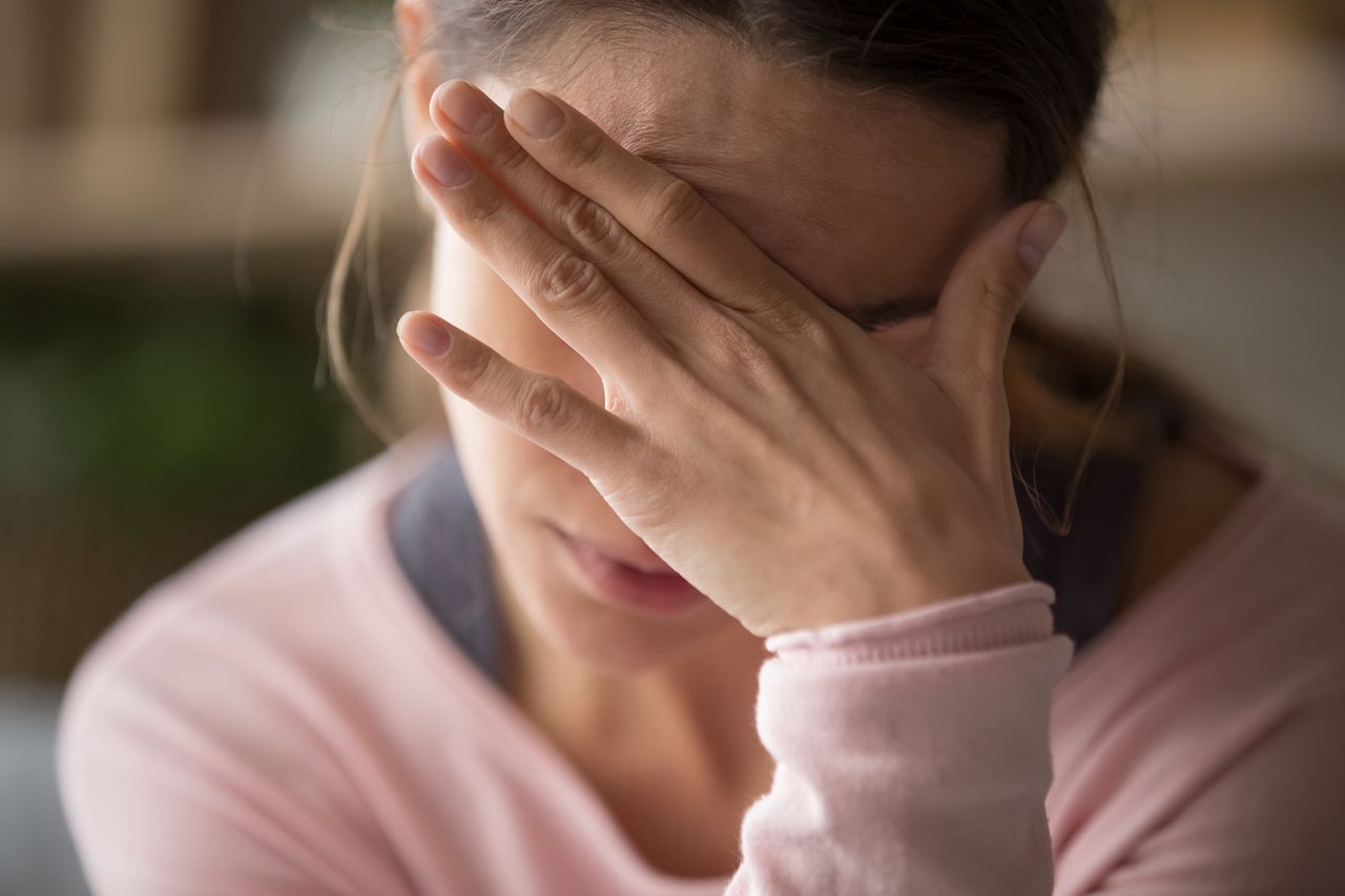 Cierpiały przez duży biust. "Mężczyźni gapili się bezczelnie"