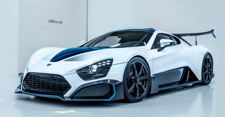 Zenvo TSR-S zyskało hybrydowe wsparcie. Stało się lżejsze i szybsze