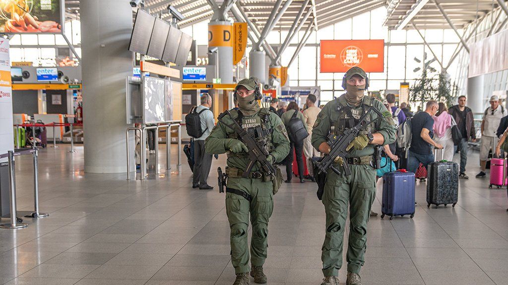 Patrol na lotnisku w Warszawie