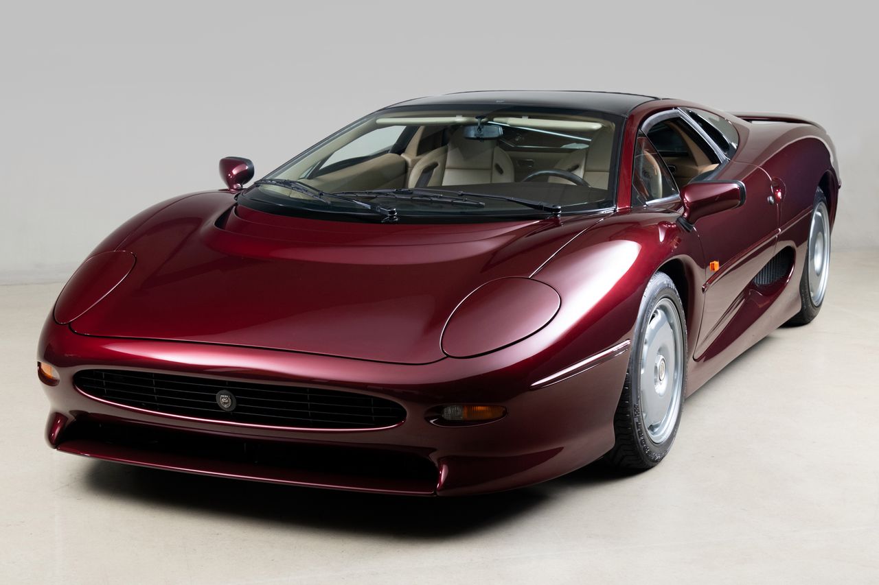 Szukasz ładnego Jaguara XJ220? Ten jest jak nowy