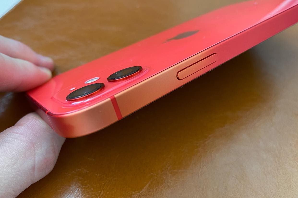 Apple oszczędza na produkcji? Kolorowe iPhone’y tracą kolor