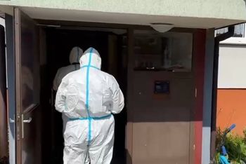 Zwłoki dwóch osób znalezione w mieszkaniu w Lidzbarku. Na miejscu pracują policjanci