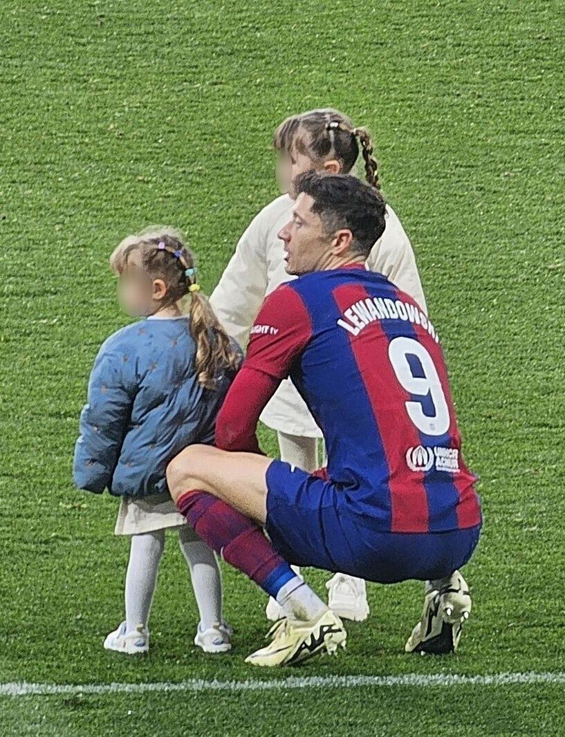 Anna Lewandowska kibicuje Robertowi w towarzystwie córek
