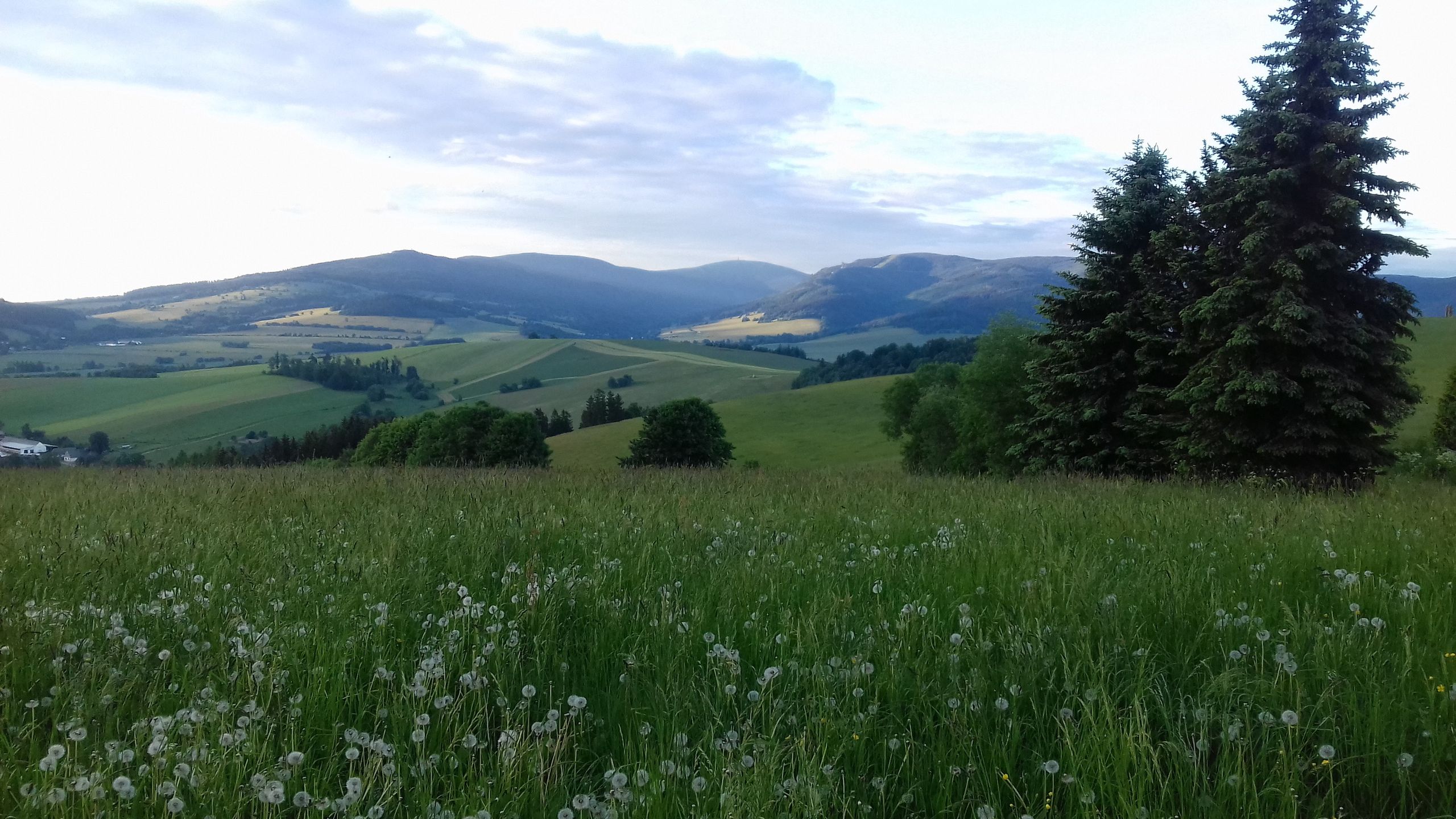 Malownicza okolica klasztoru i domu pielgrzyma