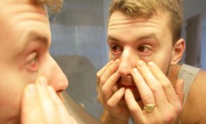 Krople zamiast okularów? Przełomowy lek już zatwierdzony