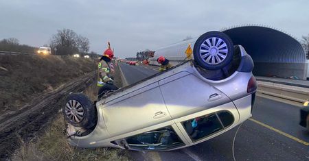 Dachowanie na S7. Są zdjęcia z wypadku