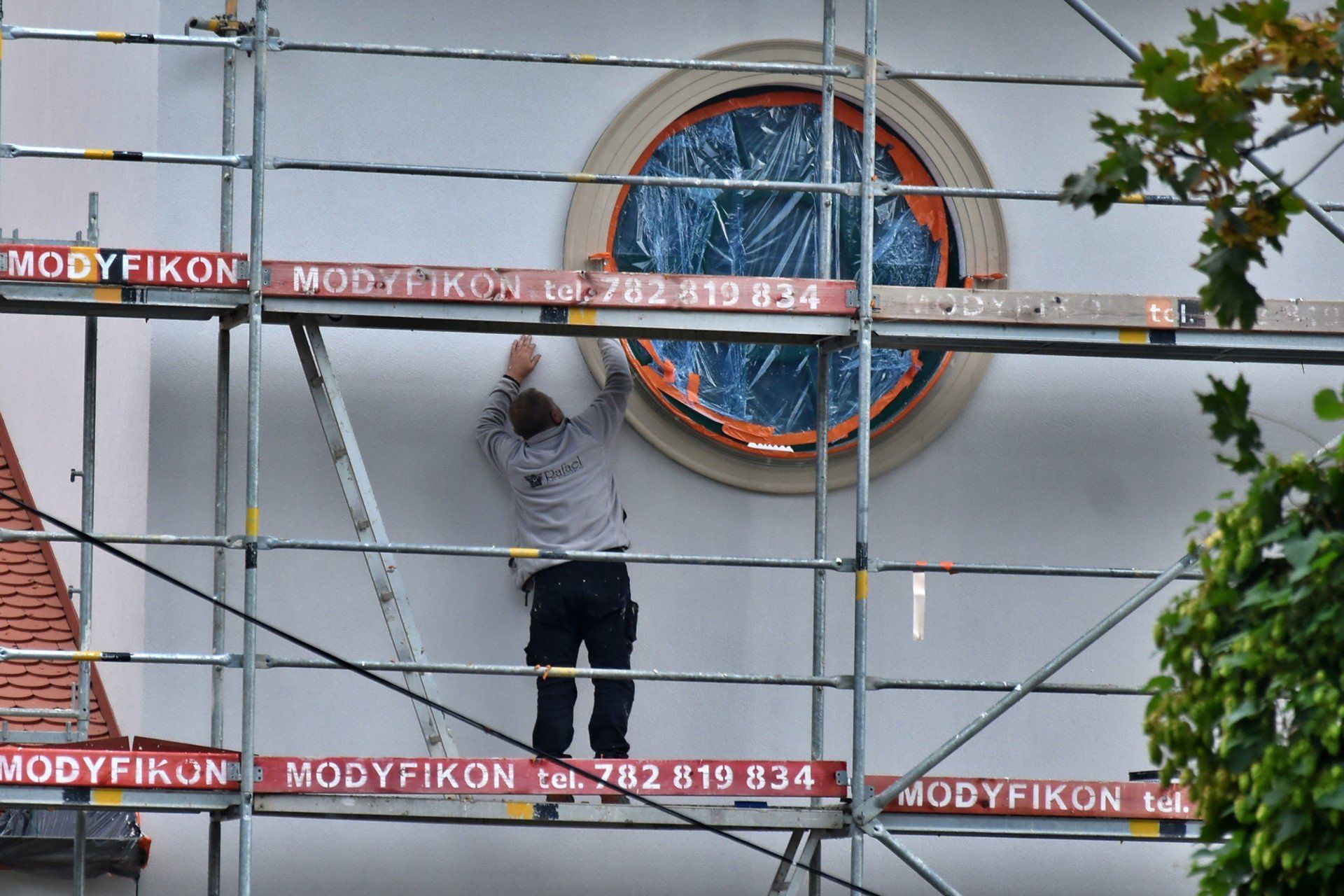 Bractwo prowadzi przedszkola i szkoły, organizuje rekolekcje, pielgrzymki oraz obozy dla młodzieży, a także wydaje własny miesięcznik &#34;Zawsze Wierni&#34;.
