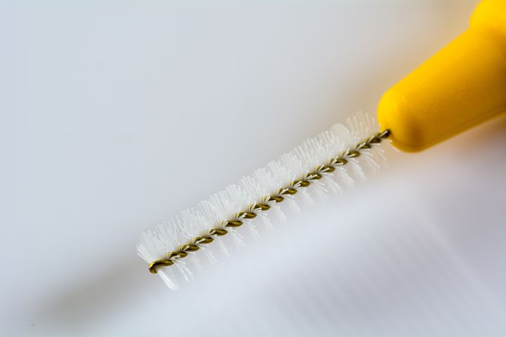 Szczoteczki międzyzębowe dokładnie czyszczą przestrzenie między zębami