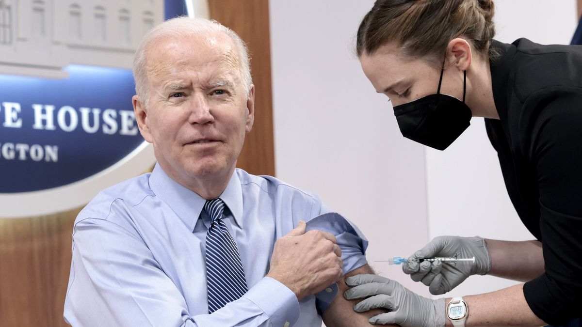 Joe Biden przyjął w środę drugą dawkę przypominającą szczepionki przeciw COVID-19, czyli w sumie już czwartą 