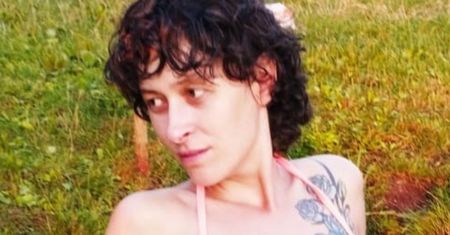 Pozuje w bikini, a wszyscy patrzą na stopy. "Ja Big Foot"