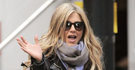 Aniston wstydzi się, że jest singielką!