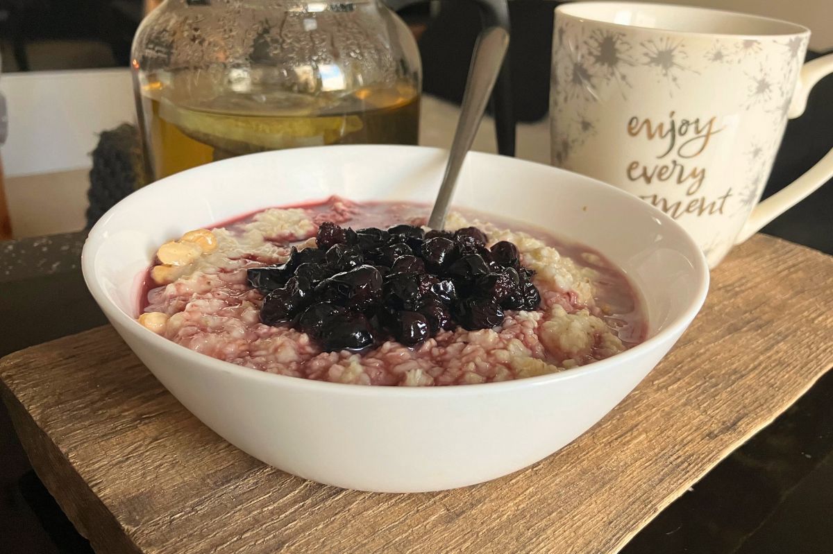 Oatmeal with chokeberries is rich in vitamin C and antioxidants.