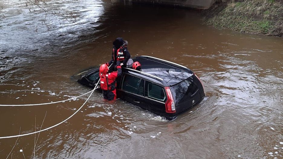 Auto wpadło do rzeki