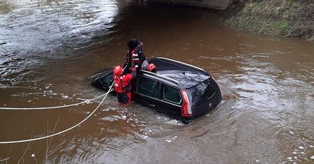 Rozpaczliwa akcja w Lubuskiem. Rzeka porwała auto