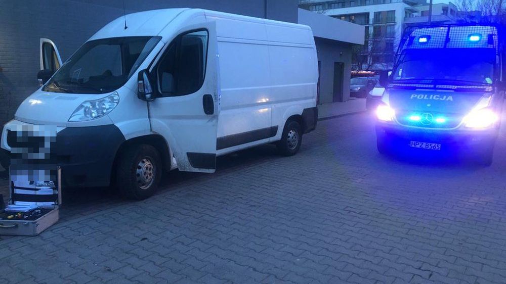 Na pace peugeota znaleziono podejrzane torby