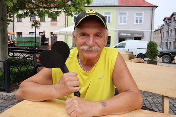 Wymyślił innowacyjną szczotkę prysznicową. Myje i czesze skórę głowy