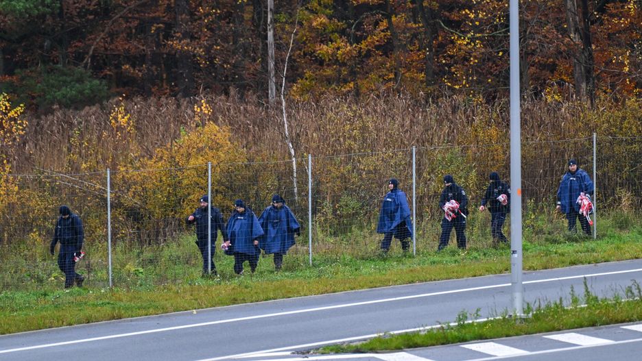 Gdynia, 06.11.2023. Funkcjonariusze służb w okolicach zbiornika wodnego Lepusz w otulinie Trójmiejskiego Parku Krajobrazowego, 6 bm. Prokuratura Okręgowa w Gdańsku poinformowała, że znalezione w zbiorniku Lepusz zwłoki to ciało poszukiwanego Grzegorza Borysa. (jm) PAP/Adam Warżawa