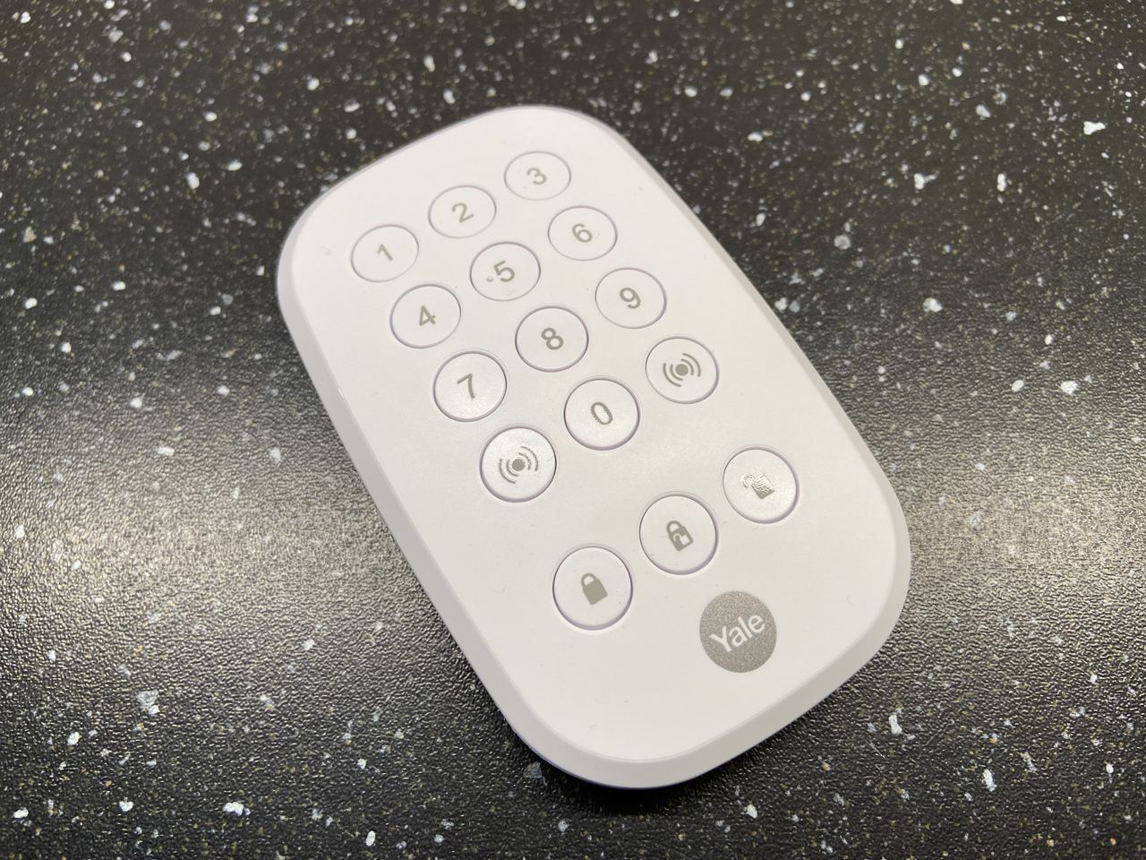 Klawiatura numeryczna, z której można alarm uzbroić i rozbroić, a także włączyć tryb paniki