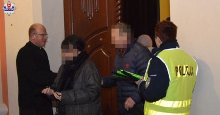 Akcja policji w kościele. Podeszli do każdego