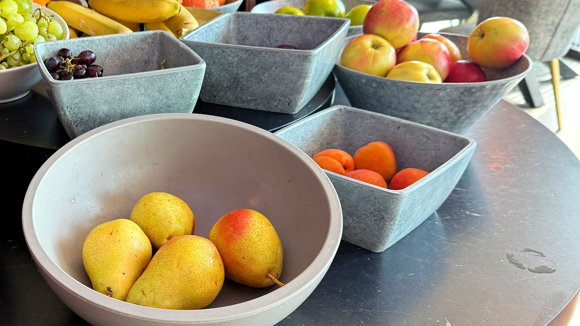 Jabłko i gruszka to owoce, które na pierwszy rzut oka wydają się podobne, jednak ich wpływ na organizm znacząco się różni. 