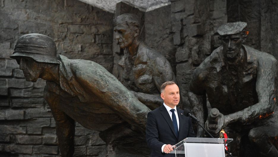 Prezydent RP Andrzej Duda przemawia podczas Apelu Pamięci przed pomnikiem Powstania Warszawskiego na pl. Krasińskich w Warszawie