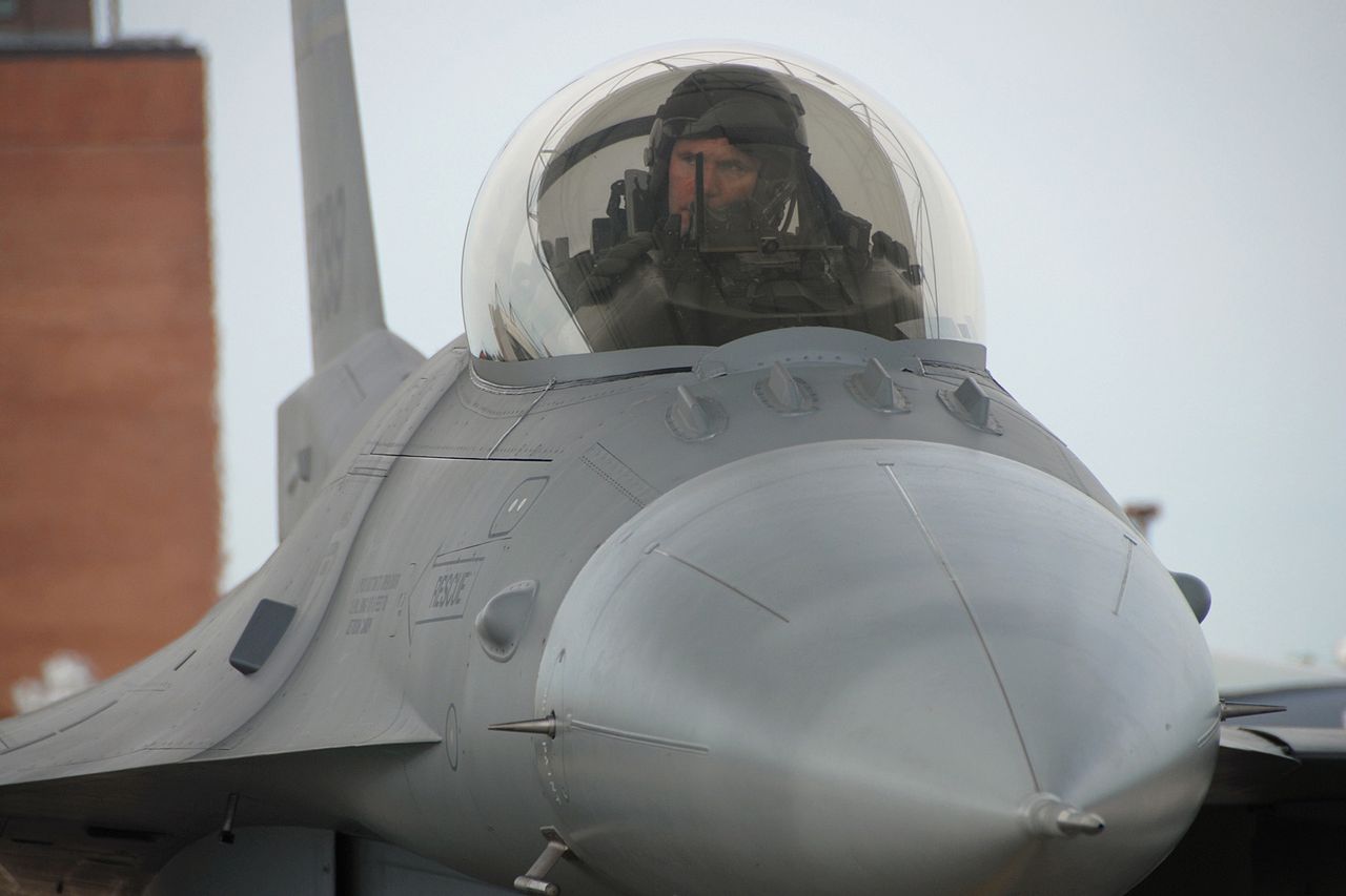 Kabina F-16 zapewnia pilotowi doskonałą widoczność - zdjęcie ilustracyjne