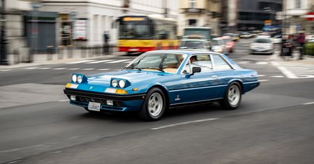 Klasyki na ulicach. Fotospot Youngtimer Warsaw sprawił, że piesi zapominali dokąd idą
