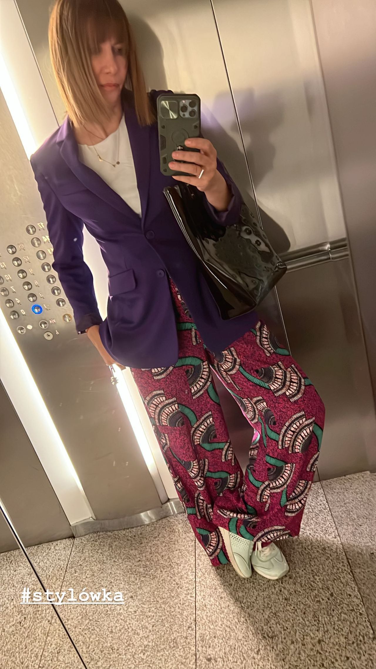 Grażyna Wolszczak załozyła długie spodnie we wzory / Instagram.com / grazyna.wolszczak_official