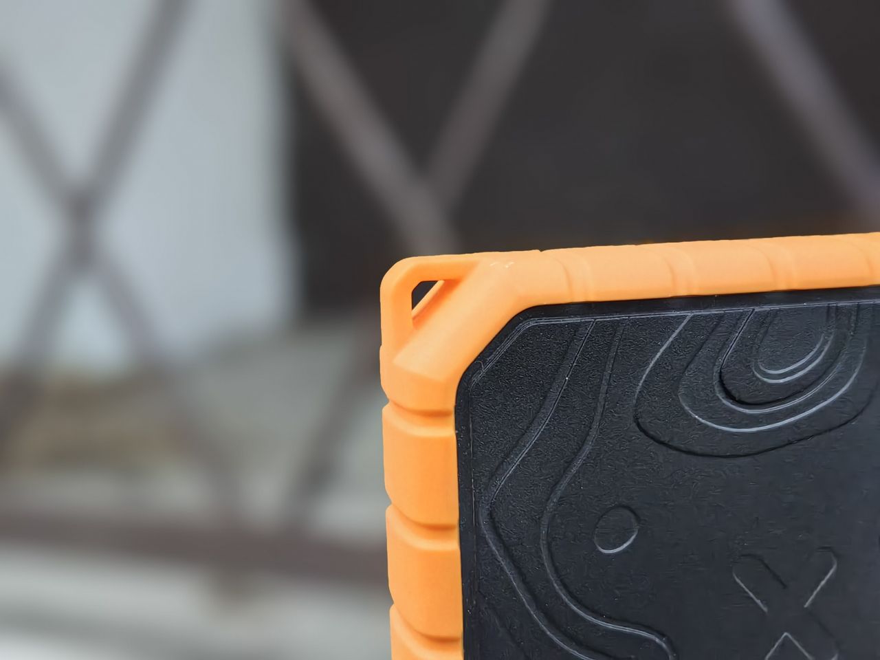 Powerbank Xtorm XR202 jest wyposażony w uszko do przewleczenia linki