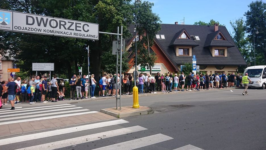 Kolejka przed dworcem autobusowym w Zakopanem