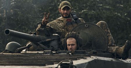 "Na poboczu wciąż leżą rosyjskie trupy". Wyzwolony rejon Ukrainy wraca do życia