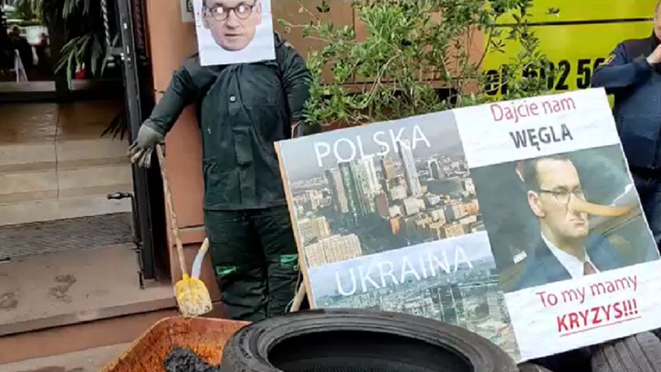 Taczka z węglem przed biurem Morawieckiego. "Tchórz i kłamca schował głowę w piasek"