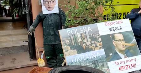 Taczka z węglem przed biurem Morawieckiego. "Tchórz i kłamca schował głowę w piasek"
