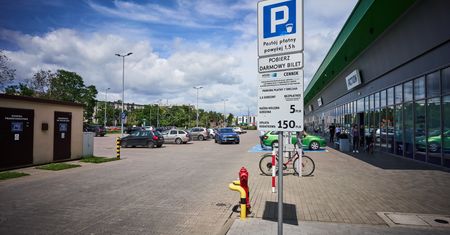 Pułapka na parkingu w Łodzi. Dostały mandat mimo biletu. Oto powód