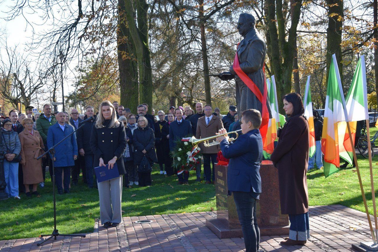 200 lat Zduńskiej Woli. Odsłonięto pomnik Stefana Złotnickiego. Był też tort dla mieszkańców