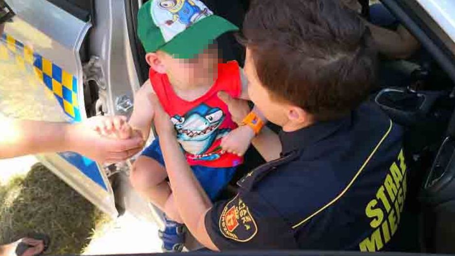 Trzylatek błąkał się po ulicy. Powtarzał w kółko dwa słowa