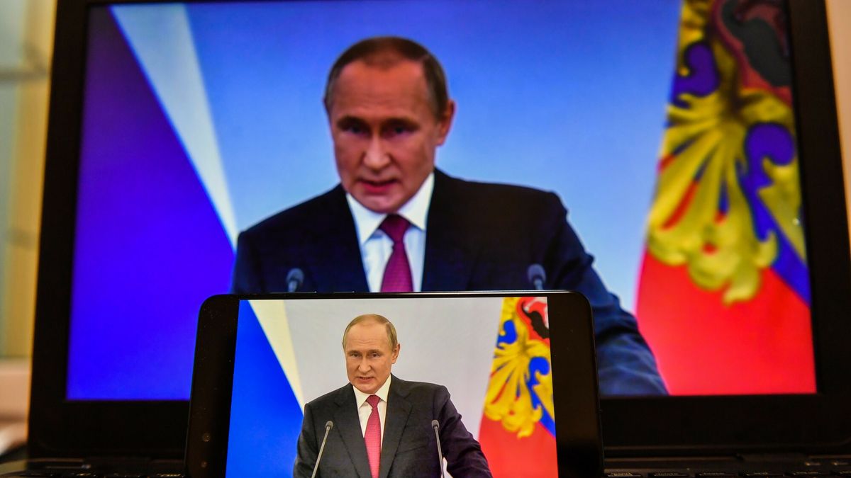 Przem�wienie Vladimira Putina
(220930) -- MOSCOW, Sept. 30, 2022 (Xinhua) -- Photo taken on Sept. 30, 2022 shows screens displaying Russian President Vladimir Putin delivering a speech in Moscow, Russia.
  TO GO WITH "Ceremony held on Donetsk, Lugansk, Zaporizhzhia, Kherson joining Russia" (Xinhua/Cao Yang)
Cao Yang