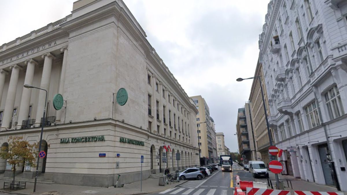 W pobliżu budynku trwają prace; zdj. poglądowe