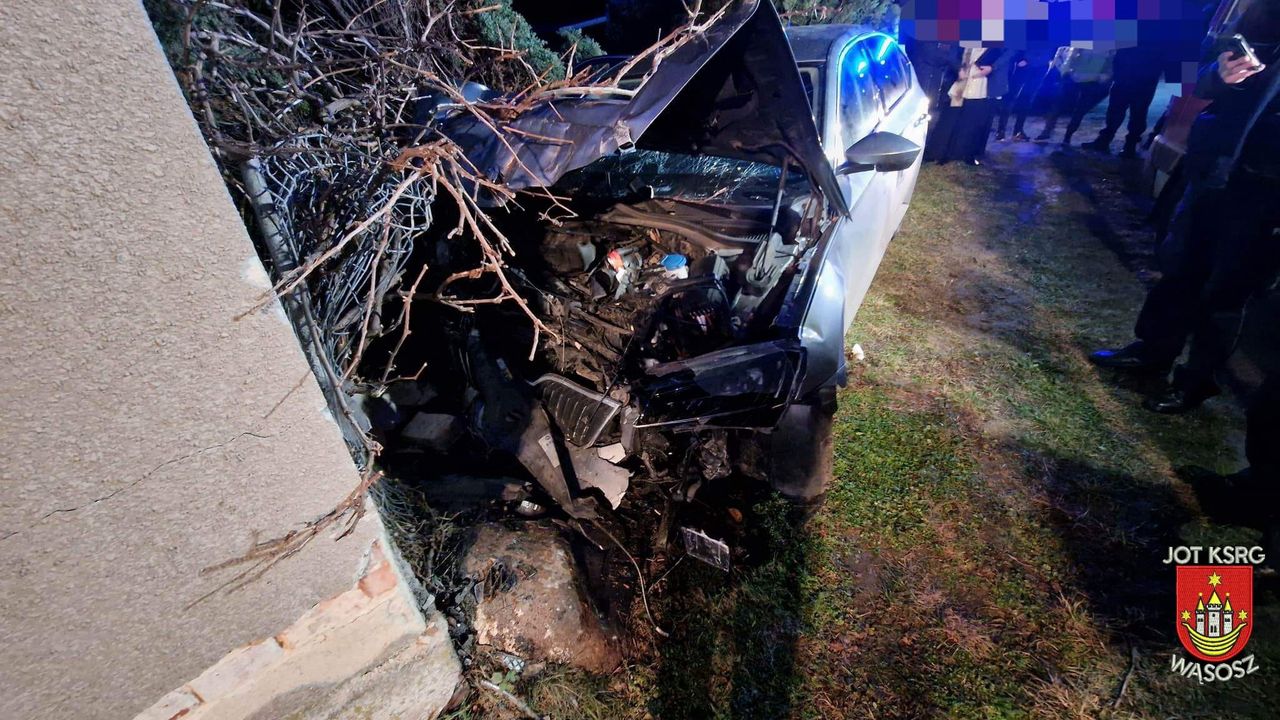 Ministrant zabrał księdzu auto. Wjechał w dom