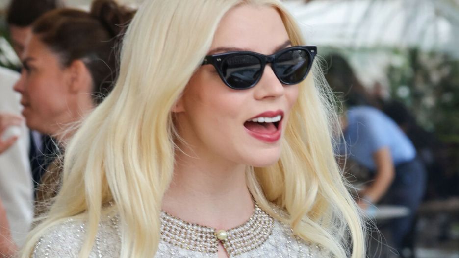 Anya Taylor-Joy w jednej z licznych kreacji, w których zaprezentowała się podczas 77. Festiwalu Filmowego w Cannes 