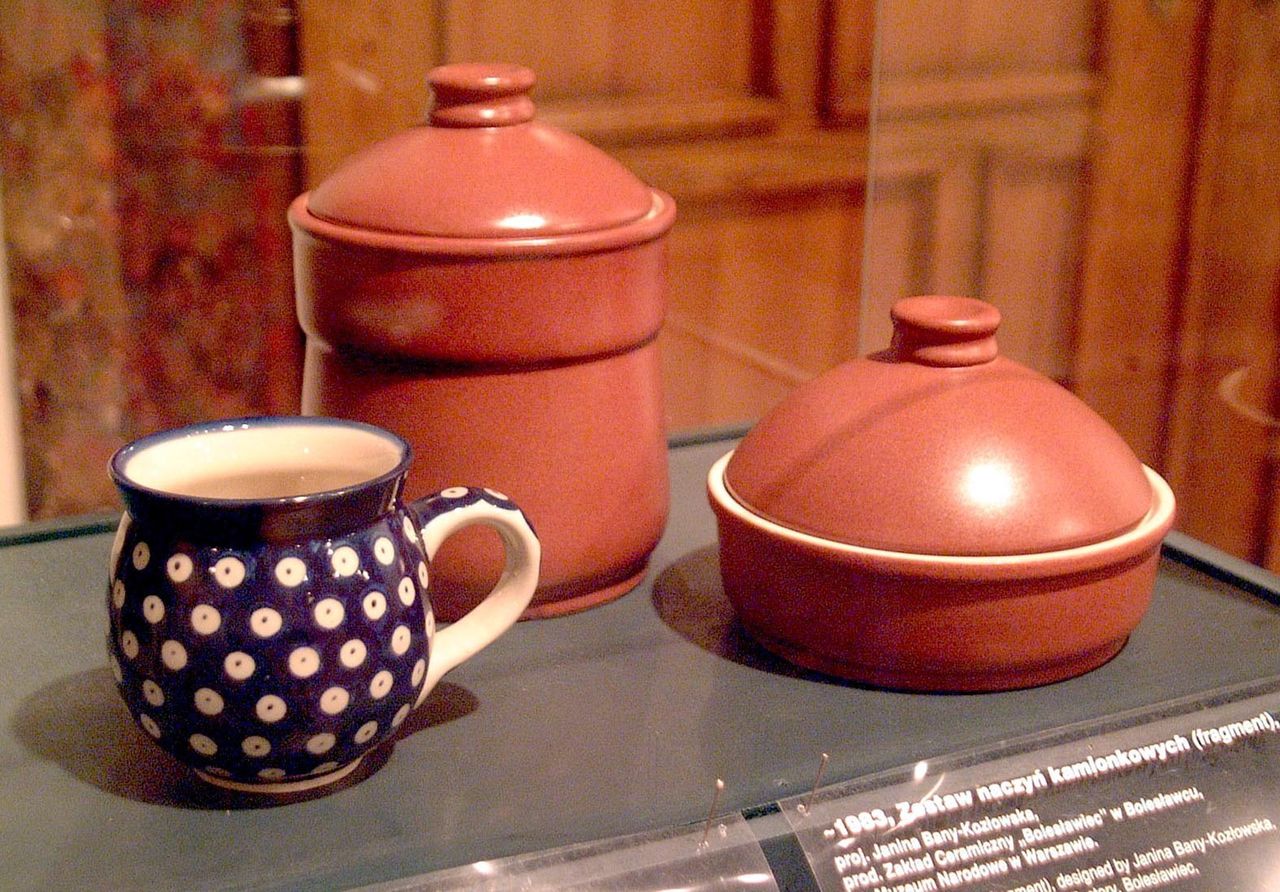 Porcelana z PRL. Kolekcjonerzy polują na naczynia, wazony i figurki