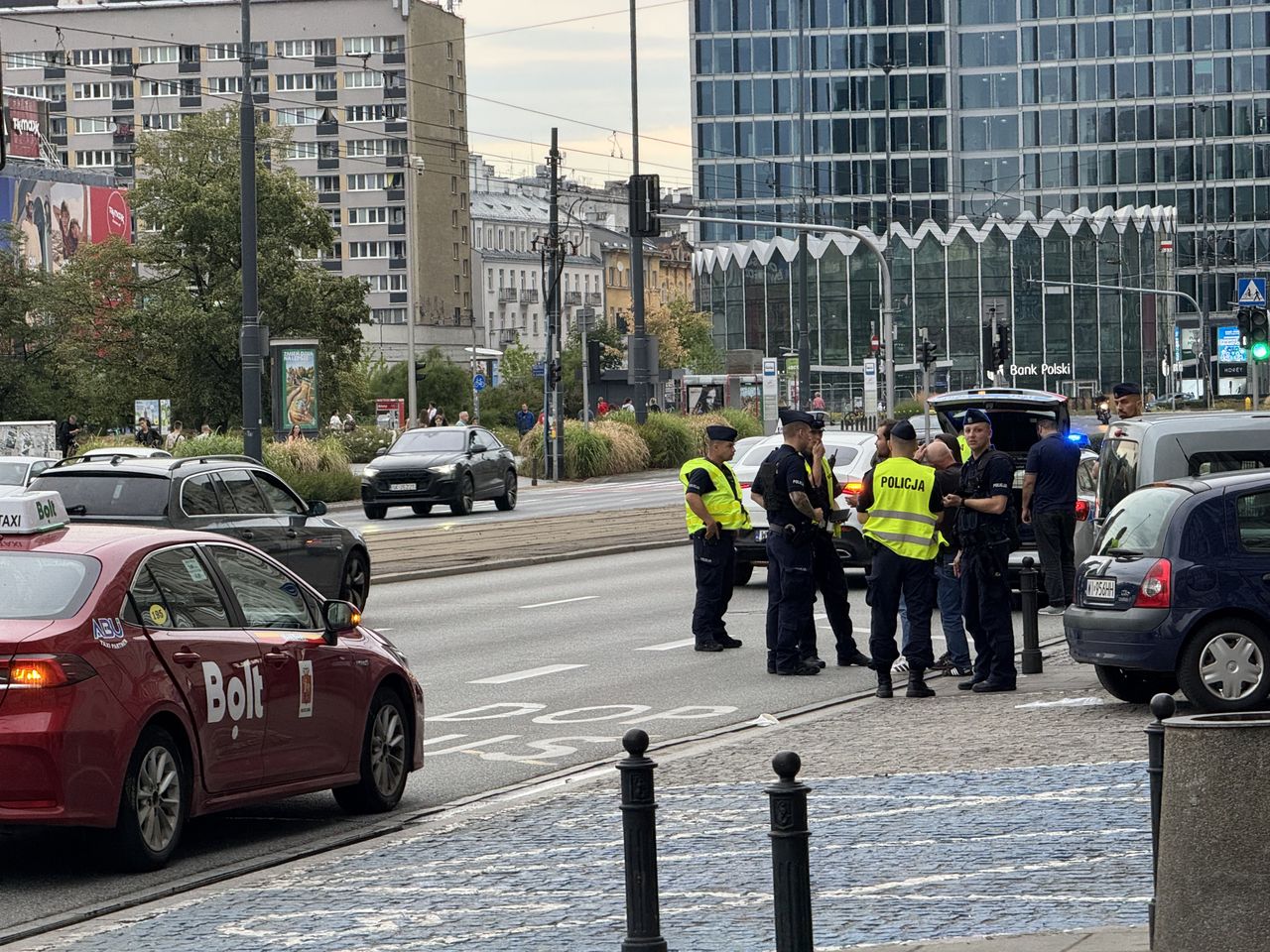 Wypadek w centrum Warszawy. 10-latek przebiegał przez ulicę