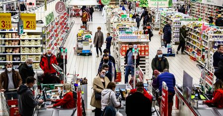 Rząd obniżył VAT na żywność, sieci reagują. Auchan: spadają ceny 20 tys. produktów