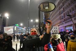 Protest mediów. Strajk Kobiet wyszedł na ulice. Protest przed siedzibą TVP. "Propaganda jest obrzydliwa"