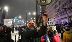 Protest mediów. Strajk Kobiet wyszedł na ulice. Protest przed siedzibą TVP. "Propaganda jest obrzydliwa"